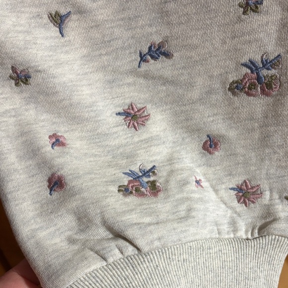 NWT Women's Light Gray Joggers with Embroidered Flowers 💐 - Picture 7 of 7